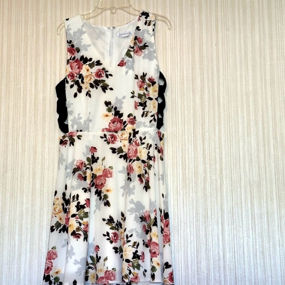 Women’s Dress Loveriche Floral With Cut Out Crisscross Sides Size S NWT